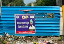 हलका विधायक के फ्लेक्स बोर्ड के नीचे लगे कूड़े के ढेर, ‘मिशन क्लीन पंजाब’ के दावों पर सवाल