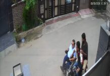 मोटरसाइकिल सवार युवकों ने दिव्यांग व्यक्ति को बनाया निशाना, पर्स लेकर फरार